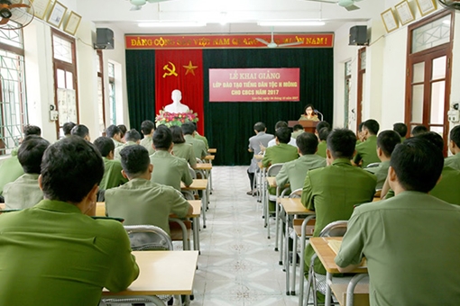 Công an tỉnh Lào Cai khai giảng lớp học tiếng Mông